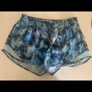 Lululemon Hotty Hot 4in shorts